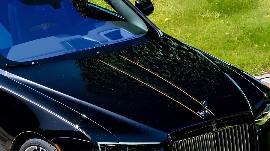 Rolls-Royce revela o Black Badge Ghost Golden Era, feito para um único cliente