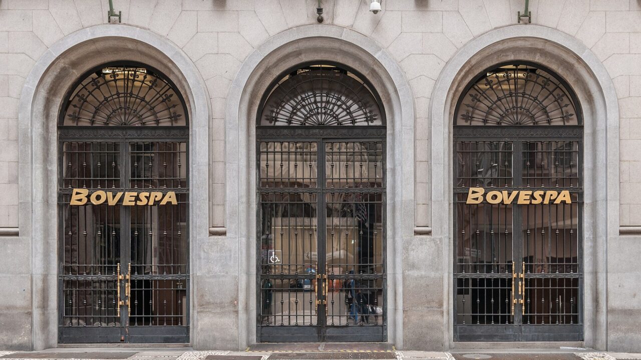 Ibovespa volta a subir e fecha acima dos 206 mil pontos