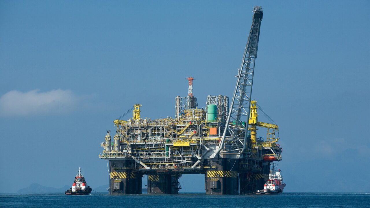 Petróleo sobe após ataques na Arábia Saudita e pressiona mercados globais